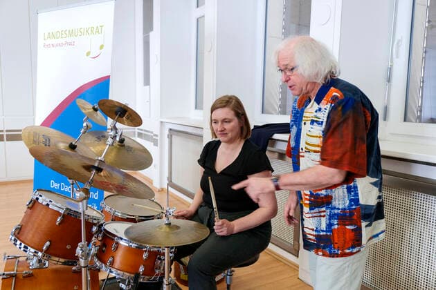 Press conference of the Rhineland-Palatinate Music Council on the instrument of the year 2022, The drumset presented as the instrument of the year 2022 Minister of Culture Katharina Binz on the drumset and the Rhineland-Palatinate patron Prof Michael Küttner 04 04 22