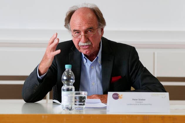Press conference of the Rhineland-Palatinate State Music Council on the instrument of the year 2022, The drumset presented as the instrument of the year 2022 President of the LMR Rhineland-Palatinate Peter Stieber 04 04 22