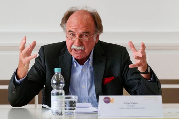 Press conference of the Rhineland-Palatinate State Music Council on the instrument of the year 2022, The drumset presented as the instrument of the year 2022 President of the LMR Rhineland-Palatinate Peter Stieber 04 04 22