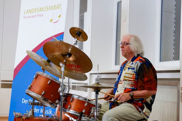 Press conference of the Rhineland-Palatinate Music Council on the instrument of the year 2022, The drumset presented as the instrument of the year 2022 Patron in Rhineland-Palatinate jazz musician and jazz educator Prof Michael Küttner 04 04 22