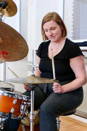 Press conference of the State Music Council of Rhineland-Palatinate on the instrument of the year 2022, The drumset presented as the instrument of the year 2022 Minister of Culture Katharina Binz on the drumset 04 04 22