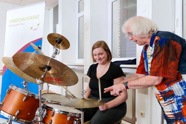 Press conference of the Rhineland-Palatinate Music Council on the instrument of the year 2022, The drumset as the instrument of the year 2022 presented Minister of Culture Katharina Binz on the drumset and the Rhineland-Palatinate patron Prof Michael Küttner 04 04 22