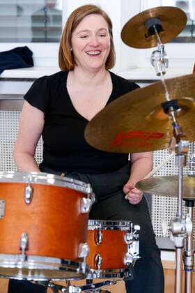 Press conference of the State Music Council of Rhineland-Palatinate on the instrument of the year 2022, The drumset presented as the instrument of the year 2022 Minister of Culture Katharina Binz on the drumset 04 04 22