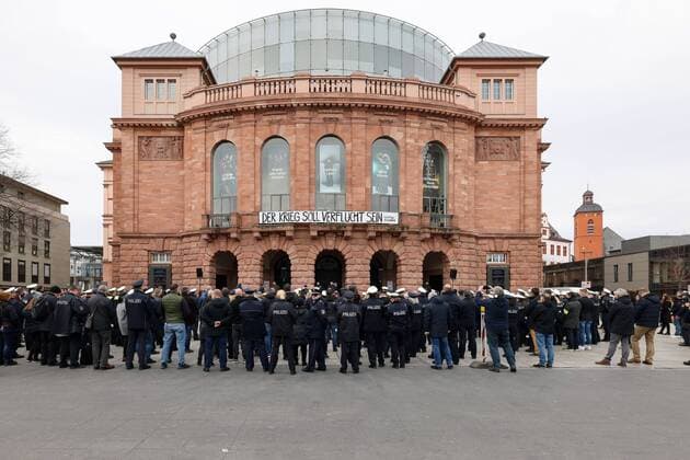 Bilder des Jahres 2022, News 04 April News Themen der Woche KW14 News Bilder des Tages Kundgebung in Gedenken an die Opfer der Mordnacht vom 31. Januar2022, Mainz, Ernst-Ludwig-Platz, Mehrere hundert Polizisten kamen zu einem Aufzug samt Kundgebung auf den Ernst-Ludwig-Platz in Mainz. Unter dem Motto In Gedenken an Yasmin und Alexander, zur Stärkung von Demokratie und Rechtsstaat und für Frieden und Freiheit. Mainz Theaterplatz Rheinland-Pfalz Deutschland *** Rally in memory of the victims of the murder night of 31 January2022, Mainz, Ernst Ludwig Platz, Several hundred police officers came to a procession including rally on Ernst Ludwig Platz in Mainz Under the motto In memory of Yasmin and Alexander, to strengthen democracy and the rule of law and for peace and freedom Mainz Theaterplatz Rheinland Pfalz Germany