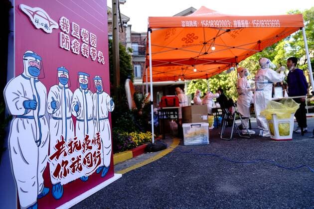 (220404) -- SHANGHAI, April 4, 2022 -- Medical workers take swab samples from residents for nucleic acid tests at a community in Songjiang District of Shanghai, east China, April 4, 2022. Amid rising numbers of COVID-19 infections in its latest resurgence, Shanghai on Monday launched a citywide nucleic acid testing campaign covering the city s more than 24 million residents. ) CHINA-SHANGHAI-COVID-19-CITYWIDE TESTING (CN) ZhangxJiansong 