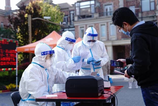 News Bilder des Tages (220404) -- SHANGHAI, April 4, 2022 -- Volunteers help a resident register for nucleic acid test at a community in Songjiang District of Shanghai, east China, April 4, 2022. Amid rising numbers of COVID-19 infections in its latest resurgence, Shanghai on Monday launched a citywide nucleic acid testing campaign covering the city s more than 24 million residents. ) CHINA-SHANGHAI-COVID-19-CITYWIDE TESTING (CN) ZhangxJiansong 