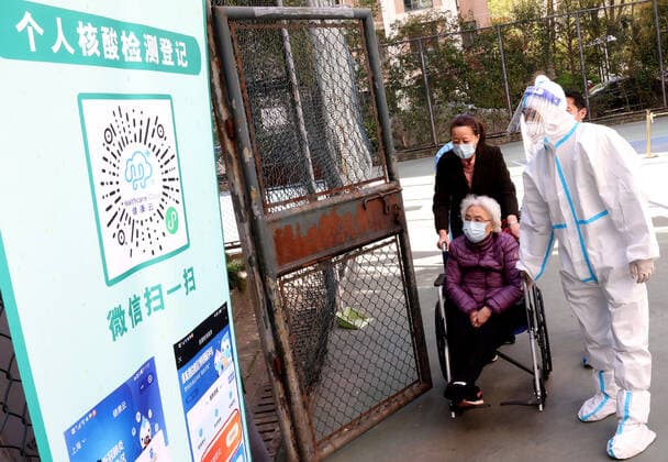 (220404) -- SHANGHAI, April 4, 2022 -- Residents prepare to take nucleic acid tests at a community in Putuo District of Shanghai, east China, April 4, 2022. Amid rising numbers of COVID-19 infections in its latest resurgence, Shanghai on Monday launched a citywide nucleic acid testing campaign covering the city s more than 24 million residents. ) CHINA-SHANGHAI-COVID-19-CITYWIDE TESTING (CN) ChenxFei 