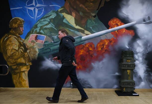News Bilder des Tages MOSCOW, RUSSIA - APRIL 4, 2022: A visitor attends the exhibition NATO: The Chronicle of Cruelty at the State Central Museum of Contemporary History of Russia. Anton Novoderezhkin TASS  TS12B042