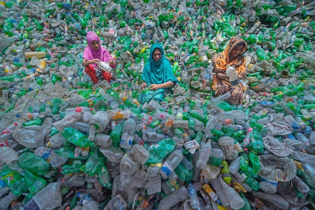 Bilder des Jahres 2022, News 04 April News Themen der Woche KW14 News Bilder des Tages April 4, 2022, Noakhali, Chittagong, Bangladesh: Workers are sorting used plastic bottles in a recycling factory in Noakhali, Bangladesh. Plastic bottles used to package water take over 1,000 years to biodegrade and, if incinerated, produce toxic fumes. Floating plastic waste, which can survive for thousands of years in water, serves as mini transportation devices for invasive species, disrupting habitats. Plastic buried deep in landfills can leach harmful chemicals that spread into groundwater. So, Recycling plastics is the best way to make the environment safe. Noakhali Bangladesh - ZUMAs231 20220404_zip_s231_012 Copyright: xJoyxSahax