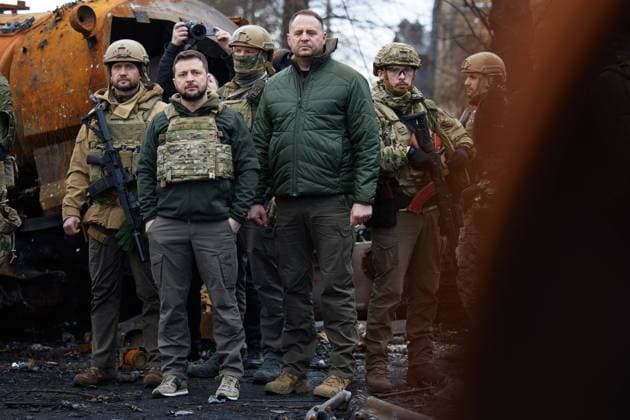 Ukraine-Krieg, Jahrestag der Invasion, Chronologie der Ereignisse, Archivbilder Bilder des Jahres 2022, News 04 April News Themen der Woche KW14 News Bilder des Tages April 4, 2022, Bucha, Kyiv Region, Ukraine: President of Ukraine VOLODYMYR ZELENSKYY visited the city of Bucha in the Kyiv region, where mass killings of civilians took place during the occupation by Russian troops. Zelenskyy visited the humanitarian aid center and talked to local residents. Bucha Ukraine - ZUMAz03_ 20220404_int_z03_039 Copyright: xPresidentxOfxUkrainex