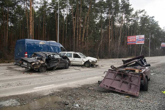 Ukraine-Konflikt, Eindrücke aus Butscha Situation In The Recaptured By The Ukrainian Army Bucha City Near Kyiv, Ukraine Destroyed civil vehicles near a damaged residential building in the recaptured by the Ukrainian army Bucha city near Kyiv, Ukraine, 04 April 2022. Bucha Ukraine  Copyright: xMaxymxMarusenkox originalFilename: musienko-notitle220404_np5Ij.jpg