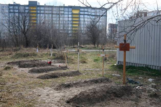 Ukraine-Krieg, Jahrestag der Invasion, Chronologie der Ereignisse, Archivbilder Ukraine-Konflikt, Eindrücke aus Butscha Situation In The Recaptured By The Ukrainian Army Bucha City Near Kyiv, Ukraine Graves with bodies of civilians next to apartments blocks in the recaptured by the Ukrainian army Bucha city near Kyiv, Ukraine, 04 April 2022. Bucha Ukraine  Copyright: xMaxymxMarusenkox originalFilename: musienko-notitle220404_npL5i.jpg