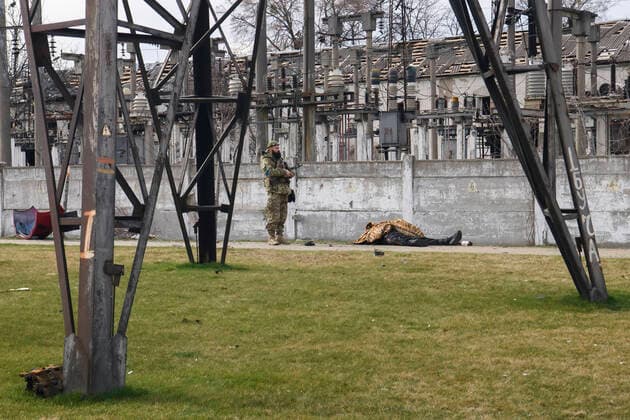 Ukraine-Konflikt, Eindrücke aus Butscha Situation In The Recaptured By The Ukrainian Army Bucha City Near Kyiv, Ukraine Ukrainian serviceman stands near a body of civilian in the recaptured by the Ukrainian army Bucha city near Kyiv, Ukraine, 04 April 2022. Bucha Ukraine  Copyright: xMaxymxMarusenkox originalFilename: musienko-notitle220404_np4Bj.jpg