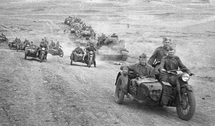 SOLDIERS ODESSA SECOND WORLD WAR 60527 05.04.1944 Troops of the 3rd Ukrainian Front heading on motorcycles towards Odessa. Olga Lander Sputnik Ukrainian SSR USSR  Copyright: xOlgaxLanderx