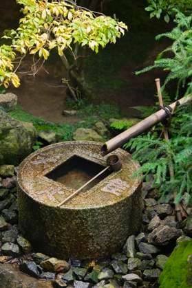 Japan Kyoto Ryoan-ji Temple stone water basin , 10047770.jpg, nobody, outdoors, day, calm, Japan, Kyoto, Ryoan-ji Temple, ladle, purification, ritual, bamboo, buddhism, traditional culture, japanese culture, water, wash basin, pebbles, drinking fountain, rock garden,