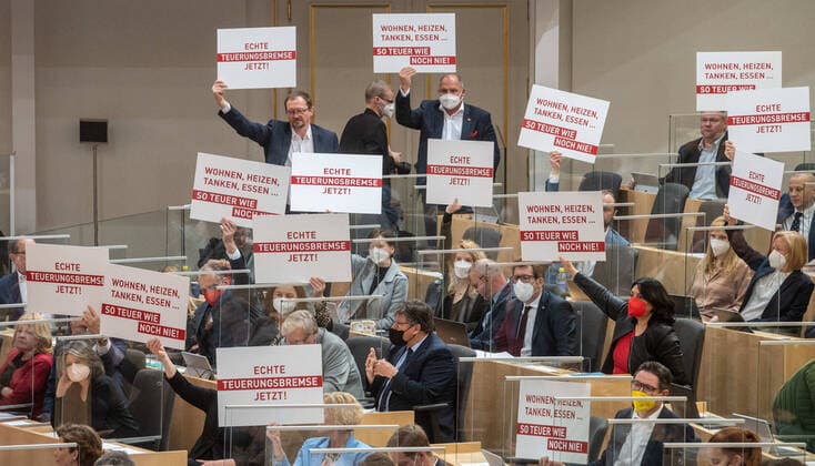 Bilder des Jahres 2022, News 04 April News Themen der Woche KW14 News Bilder des Tages 20220405 151. Nationalratssitzung - Sondersitzung auf Verlangen der SPOE WIEN, OESTERREICH - 5. APRIL: Abgeodnete der SPOE mit diversen Tafeln die Protest gegen die Teuerung ausdruecken soll bei der 151. Nationalratssitzung - Sondersitzung auf Verlangen der SPOE, die einen dringlichen Antrag an den Bundeskanzler mit dem Titel Teuerung auf Rekordniveau. Handeln Sie endlich rasch und wirksam Herr Bundeskanzler, damit das Leben leistbar ist! einbringt im Ausweichquartier Hofburg am 5. April 2022 in Wien, Oesterreich. 220405_SEPA_32_035 Copyright: xMartinxJuenx SEPAxMedia