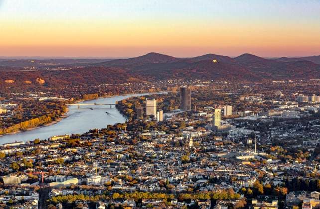  Bonner Innenstadt, Südstadt und UN-Campus im früheren Regierungsviertel, Rhein und Siebengebirge, Bonn, Rheinland, Nordrhein-Westfalen, Deutschland, Europa *** Bonn city center, Südstadt and UN Campus in former government district, Rhine and Siebengebirge, Bonn, Rhineland, North Rhine-Westphalia, Germany, Europe Copyright: imageBROKER/ThomasxRobbin iblrbb08191734.jpg
