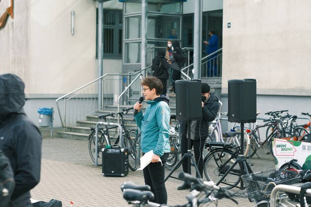 Kundgebung gegen rechtsextremen Rechtsprofessor Ralph Weber Grünen- Politikerin Katharina Horn bei der Kundgebung.Am 05.04.2022 versammelten sich ca. 80 Teilnehmer:innen bei einer Kundgebung der Initiative Uni ohne Nazis auf dem Campus Loefflerstraße der Universität Greifswald. Grund der Kundgebung war die erste Vorlesung des Rechtswissenschaftsprofessors Ralph Weber im Sommersemester 2022. Die Studierenden fordern unter anderem, dass ein Studium in vollem Umfang möglich sein sollte, ohne dass man die Vorlesungen von Professor Weber besuchen muss. Professor Ralph Weber war von 2016 bis 2021 Landtagsabgeordneter der AFD Mecklenburg-Vorpommern und sorgte bereits vor seiner Wahl für mehrerer Kontroversen. On April 5th, 2022, arou Copyright: xNilsxKirschnickxxxaal.photox