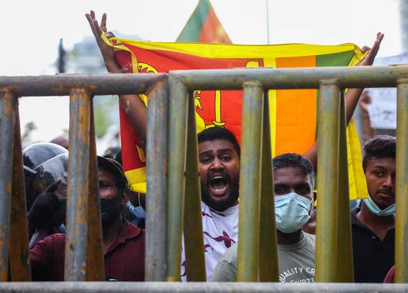 News Themen der Woche KW14 News Bilder des Tages Economic Crisis Protest Outside The Parliament In Colombo A man shouts slogans during a protest against the surge in prices and fuel shortage and other essential commodities near the parliament in Colombo on April 5, 2022. Colombo Sri Lanka  Copyright: xPradeepxDambaragex originalFilename: dambarage-economic220405_npldf.jpg