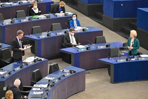 Gunnar Beck und Ursula von der Leyen bei einer Fragestunde zu zwei Jahren Kommission von der Leyen und die Umsetzung der politischen Prioritäten im Plenarsaal des Europäischen Parlaments. Straßburg, 05.04.2022 *** Gunnar Beck and Ursula von der Leyen at a question and answer session on two years of von der Leyens Commission and the implementation of political priorities in the plenary hall of the European Parliament Strasbourg, 05 04 2022 Foto:xD.xAnoraganingrumx xFuturexImage