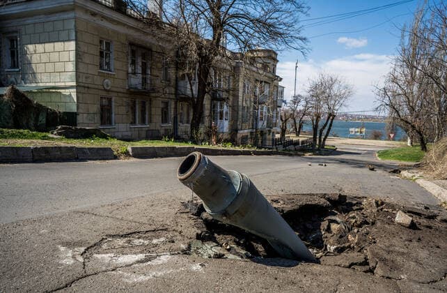 News Themen der Woche KW14 News Bilder des Tages April 5, 2022, Mykolaiv, Mykolaiv s Oblast, Ukraine: Unexploded rocket in the streets of the city after continuous bombing in Mykolaiv, Ukraine on April 5, 2022. Mykolaiv Ukraine - ZUMAc182 20220405_zip_c182_026 Copyright: xVincenzoxCircostax