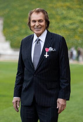 . 05 04 2022. Windsor, United Kingdom. Englebert Humperdinck with his MBE after an Investiture at Windsor Castle.  xPoolx xi-Imagesx IIM-23281-0003