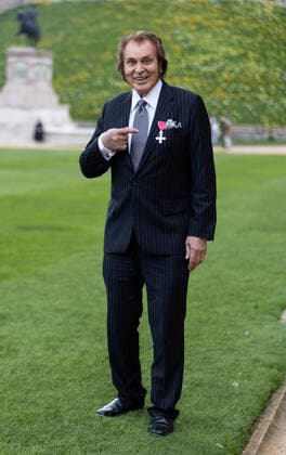 . 05 04 2022. Windsor, United Kingdom. Englebert Humperdinck with his MBE after an Investiture at Windsor Castle.  xPoolx xi-Imagesx IIM-23281-0004