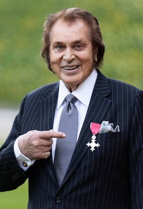 . 05 04 2022. Windsor, United Kingdom. Englebert Humperdinck with his MBE after an Investiture at Windsor Castle.  xPoolx xi-Imagesx IIM-23281-0006