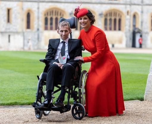 . 05 04 2022. Windsor, United Kingdom. Former Rugby League player Rob Burrow and his wife Lindsey, with his MBE after an Investiture at Windsor Castle.  xPoolx xi-Imagesx IIM-23281-0013
