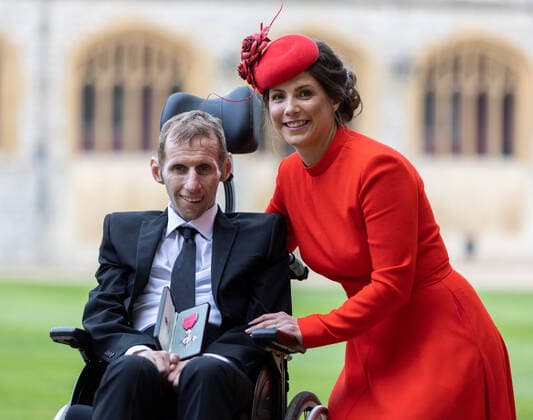 . 05 04 2022. Windsor, United Kingdom. Former Rugby League player Rob Burrow and his wife Lindsey, with his MBE after an Investiture at Windsor Castle.  xPoolx xi-Imagesx IIM-23281-0014