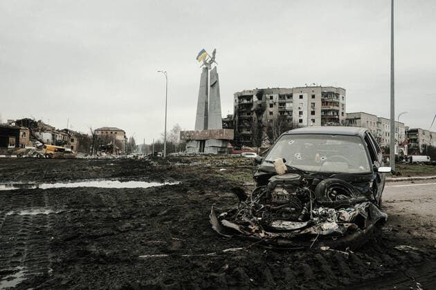 News Themen der Woche KW14 News Bilder des Tages April 5, 2022, Kyiv, Ukraine: A car was crushed by an APC and riddled with bullets in the main square of Borodyanka, a small village in Kyiv Oblast. As the Russian forces withdrawal from the Kyiv area, the scope of damage and loss of human life as a result of the Russian Invasion has become evident. Instances of specifically targeting civilians whether with executions or targeted airstrikes on residential areas have come to light. Kyiv Ukraine - ZUMAs197 20220405_zaa_s197_127 Copyright: xMatthewxHatcherx