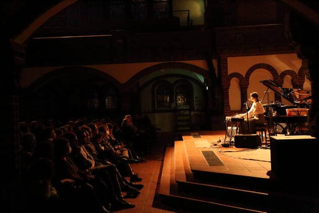 Tara Nome Doyle at a concert supporting Federico Albanese at the Passionskirche in Berlin, 5 April 2022 Tara Nome Doyle concert Berlin