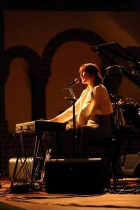 Tara Nome Doyle at a concert supporting Federico Albanese at the Passionskirche in Berlin, 5 April 2022 Tara Nome Doyle concert Berlin