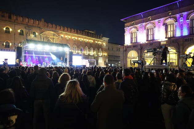 Pubblico durante il Concerto benefico Tocca a noi, Musica per la pace per raccogliere fondi a sostegno dell attivita di Save the children in Ucraina in piazza Maggiore - Bologna, 5 Aprile 2022 - foto Michele Nucci  Copyright: xMichelexNuccix xipa-agency.netx xx