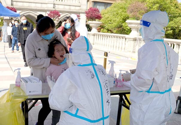 (220406) -- SHANGHAI, April 6, 2022 -- Medical workers from Hainan Province take swab samples from residents for nucleic acid tests at a community in Jiading District of Shanghai, east China, April 6, 2022. Shanghai on Wednesday launched another round of citywide antigen and nucleic acid testing amid efforts to contain the recent resurgence of COVID-19 cases in the metropolis, according to local authorities. The decision was made based on the results of mass nucleic acid testing on Monday, according to the Shanghai municipal leading group for COVID-19 prevention and control. ) CHINA-SHANGHAI-COVID-19-TEST (CN) WangxShujuan 