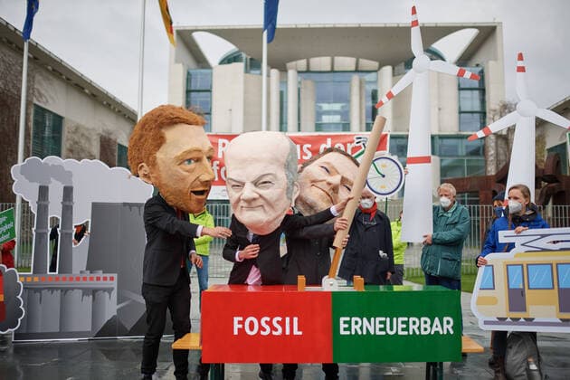 Bilder des Jahres 2022, News 04 April News Themen der Woche KW14 News Bilder des Tages Vor dem Kanzleramt in Berlin legten Kundgebungsteilnehmer mit Grossmasken von Bundeskanzler Olaf Scholz, Bundesfinanzminister Christian Lindner und Bundeswirtschaftsminister Robert Habeck, einen Schalter von fossilen auf Erneuerbare Energien um (Foto vom 06.04.2022). BUND, Campact, DNR, DUH, Germanwatch, Nabu und WWF fordern angesichts der aktuellen Energiekrise ein umfangreiches Investitions- und Massnahmenpaket fuer die Energiewende. Die von der Bundesregierung bisher geplanten Entscheidungen reichen dem Buendnis zufolge nicht aus, um die Abhaengigkeit von fossilen Energietraegern zu beenden. (Siehe epd-Meldung vom 06.04.2022) *** Local Caption *** 00463911 Umweltverbaende fordern raus aus der fossilen Falle *** In front of the Chancell Copyright: epd-bild ChristianxDitsch EDITORIAL USE ONLY