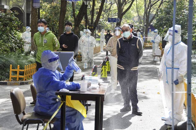 Lockdown in Shanghai People wait in line for mass COVID-19 testing in Shanghai on April 6, 2022, as a lockdown to curb coronavirus infections continues.  A14AA0001277018P