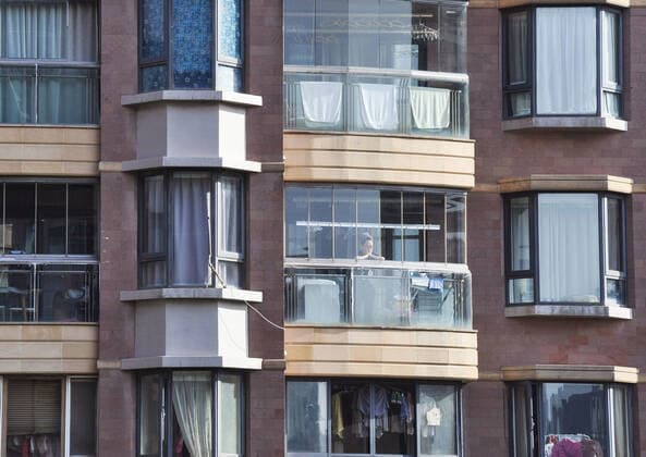 Lockdown in Shanghai A resident looks outside the window of a housing complex as a lockdown continues in Shanghai on April 6, 2022, to curb coronavirus infections.  A14AA0001277021P
