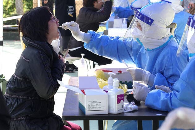 (220406) -- SHANGHAI, April 6, 2022 -- A medical worker takes a swab sample from a resident for nucleic acid test at a community in Putuo District of Shanghai, east China, April 6, 2022. Shanghai on Wednesday launched another round of citywide antigen and nucleic acid testing amid efforts to contain the recent resurgence of COVID-19 cases in the metropolis, according to local authorities. The decision was made based on the results of mass nucleic acid testing on Monday, according to the Shanghai municipal leading group for COVID-19 prevention and control. ) CHINA-SHANGHAI-COVID-19-TEST (CN) ChenxFei 