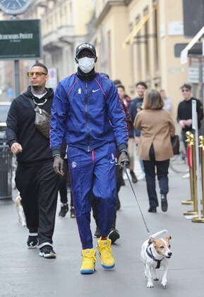 Bilder des Jahres 2022, Entertainment 04 April Entertainment Themen der Woche KW14 Entertainment Bilder des Tages Milan, 06-04-2022 Khaby Lame, Senegalese influencer residing in Italy, the 2 most followed tik toker in the world and 1 in Italy, will be part of the jury of the Cannes Film Festival, where he will judge the videos of tik tok in the section TIK TOK SHORT FILM competition of short films lasting from 30 seconds to 3 minutes. Here he is surprised walking through the streets of the center with two friends while walking his dog.  Copyright: xMimmoxCarrierox xipa-agency.netx xMIMMOxCARRIEROx
