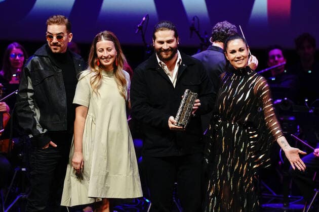 Cannes International Series Festival, Canneseries, Preisverleihung Les membres de l equipe de Completement lycee recoivent le prix revelation Dior CELEBRITES : Canneseries - Remise des prix - Cannes - 06 04 2022 NorbertScanella Panoramic 