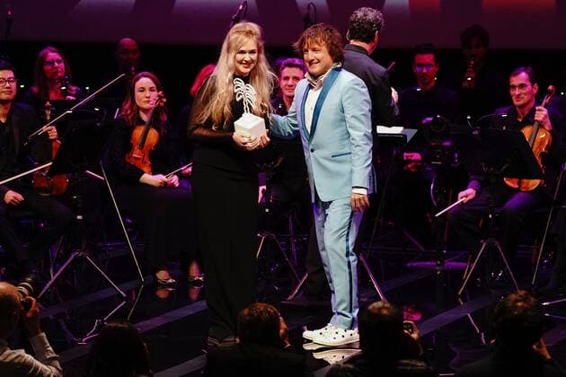 Cannes International Series Festival, Canneseries, Preisverleihung Daniel Pemberton remet le prix de la meilleur musique a Hanna Maria Heidrich pour la serie Souls CELEBRITES : Canneseries - Remise des prix - Cannes - 06 04 2022 NorbertScanella Panoramic 