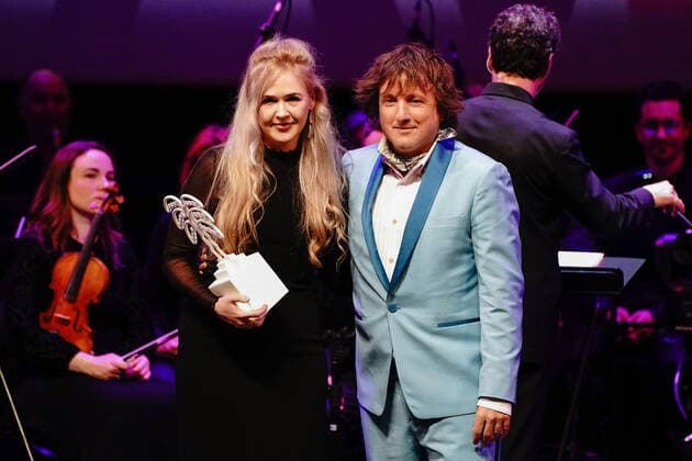 Cannes International Series Festival, Canneseries, Preisverleihung Daniel Pemberton remet le prix de la meilleur musique a Hanna Maria Heidrich pour la serie Souls CELEBRITES : Canneseries - Remise des prix - Cannes - 06 04 2022 NorbertScanella Panoramic 