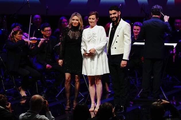 Cannes International Series Festival, Canneseries, Preisverleihung Anne Marivin et Sami Outalbali remettent le prix special interpretation a Florence Longpre pour la serie Audrey est revenue CELEBRITES : Canneseries - Remise des prix - Cannes - 06 04 2022 NorbertScanella Panoramic 