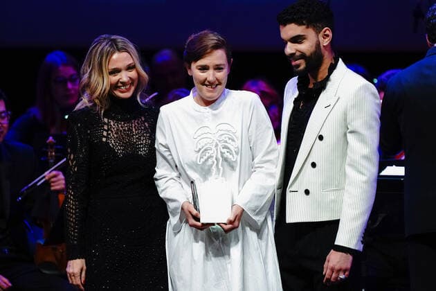 Cannes International Series Festival, Canneseries, Preisverleihung Anne Marivin et Sami Outalbali remettent le prix special interpretation a Florence Longpre pour la serie Audrey est revenue CELEBRITES : Canneseries - Remise des prix - Cannes - 06 04 2022 NorbertScanella Panoramic 