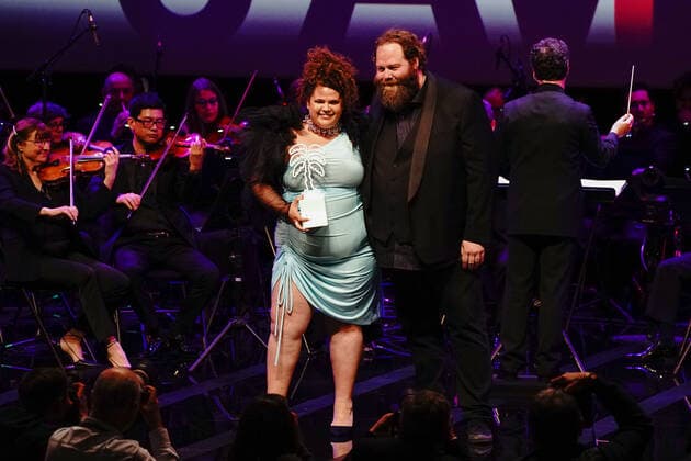Cannes International Series Festival, Canneseries, Preisverleihung Olafur Darri Olafsson remet le prix de la meilleure interpretation a Maya Landsmann pour la serie The Lesson CELEBRITES : Canneseries - Remise des prix - Cannes - 06 04 2022 NorbertScanella Panoramic 