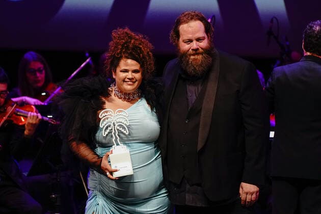 Cannes International Series Festival, Canneseries, Preisverleihung Olafur Darri Olafsson remet le prix de la meilleure interpretation a Maya Landsmann pour la serie The Lesson CELEBRITES : Canneseries - Remise des prix - Cannes - 06 04 2022 NorbertScanella Panoramic 