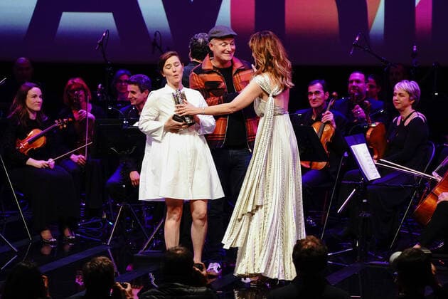 Cannes International Series Festival, Canneseries, Preisverleihung Fanny Herrero (presidente du jury) remet le grand prix Dior a Florence Longpre pour la serie Audrey est revenue CELEBRITES : Canneseries - Remise des prix - Cannes - 06 04 2022 NorbertScanella Panoramic 