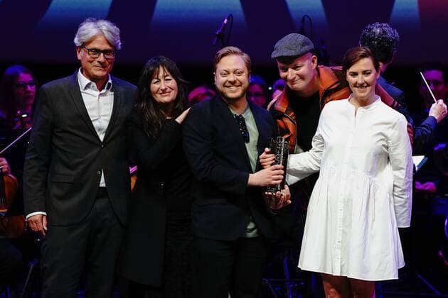 Cannes International Series Festival, Canneseries, Preisverleihung Le grand prix Dior a Guillaume Lambert (acteur), Guillaume Lonergan (realisateur) et Florence Florence Longpre (actrice) pour la serie Audrey est revenue CELEBRITES : Canneseries - Remise des prix - Cannes - 06 04 2022 NorbertScanella Panoramic 