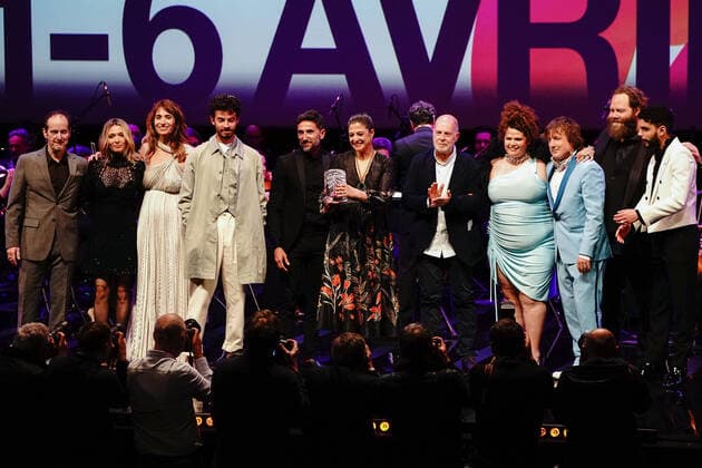 Cannes International Series Festival, Canneseries, Preisverleihung Fanny Herrero remet le prix de la meilleur serie a Deakla Keydar pour la serie The Lesson CELEBRITES : Canneseries - Remise des prix - Cannes - 06 04 2022 NorbertScanella Panoramic 